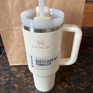 Stanley cream 40oz flowstate quencher 2.0